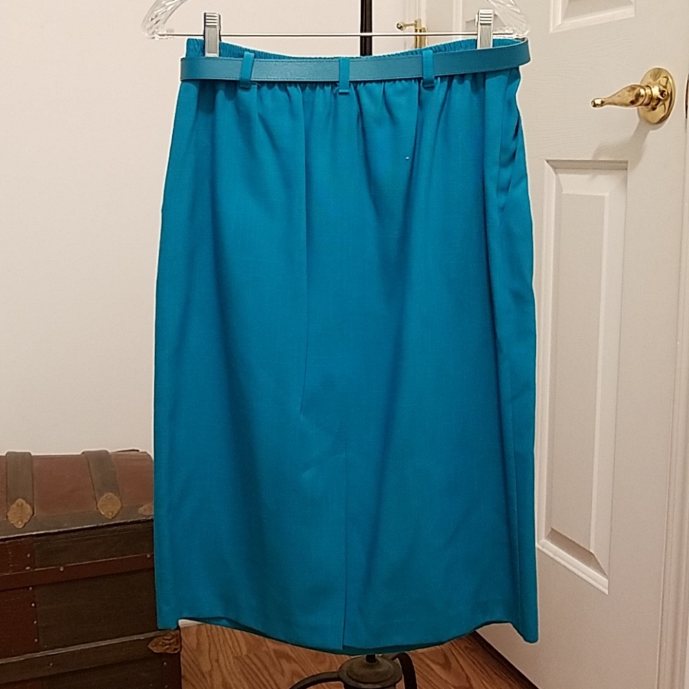 Skirt & Suit - Picture 4 of 4